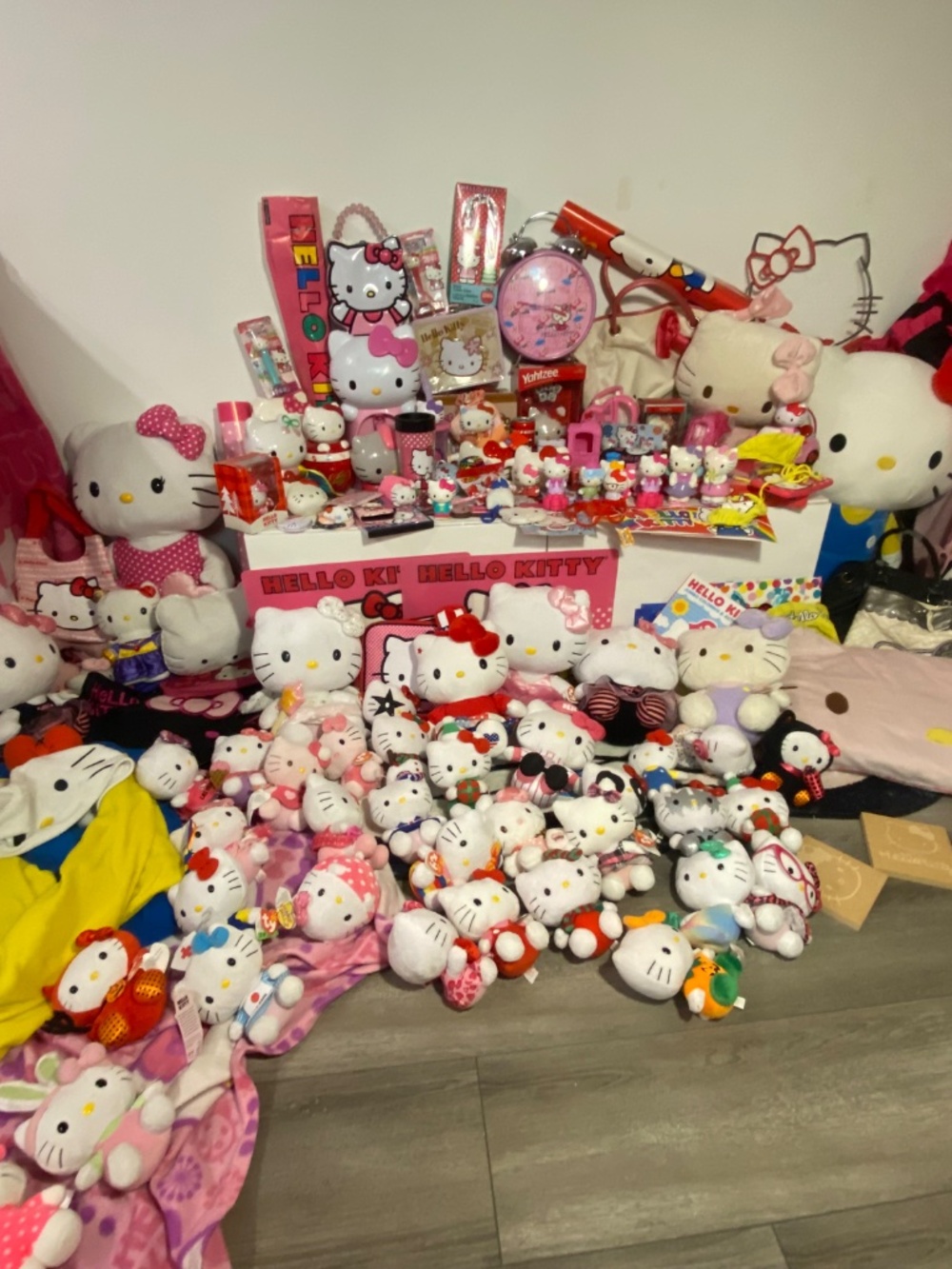Hello Kitty Collection - Picture 2 of 2